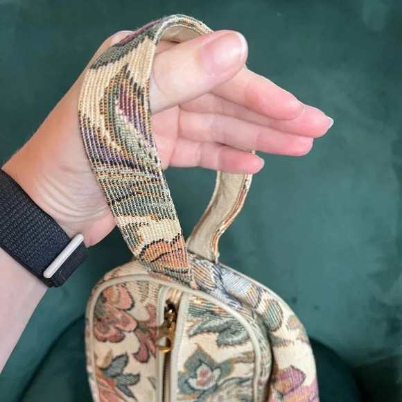 1970s floral tapestry makeup/toiletries bag - Picture 4 of 8